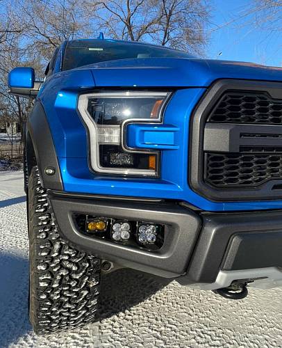 День бежит впереди, подгоняемый Ford Raptor
