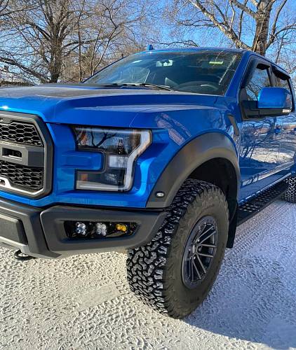День бежит впереди, подгоняемый Ford Raptor