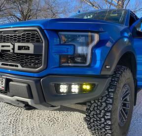 День бежит впереди, подгоняемый Ford Raptor
