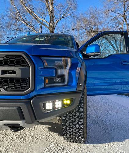 День бежит впереди, подгоняемый Ford Raptor