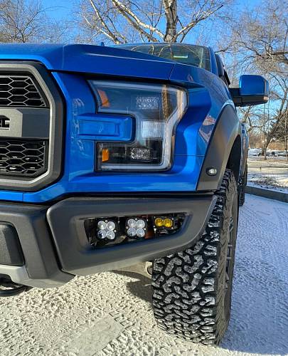 День бежит впереди, подгоняемый Ford Raptor